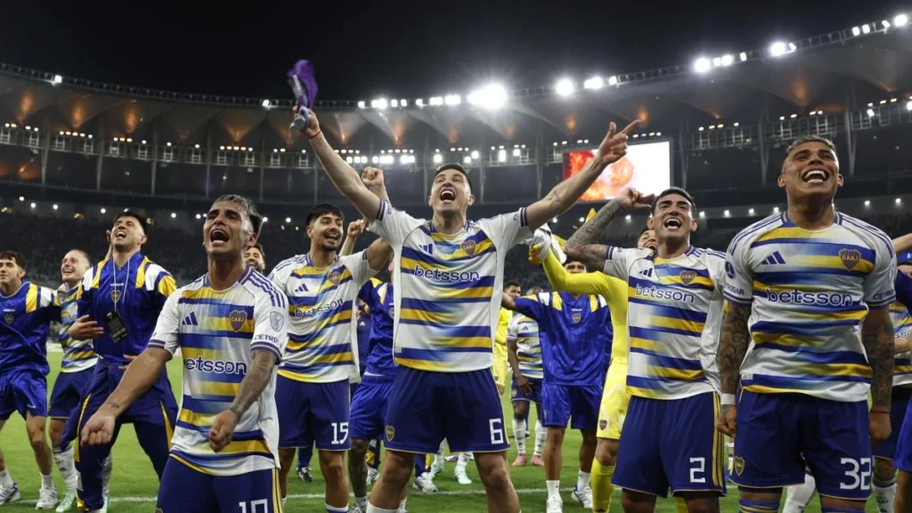 Jugadores de Boca Juniors festejando la clasificaci?n en la cancha durante la Copa Sudamericana