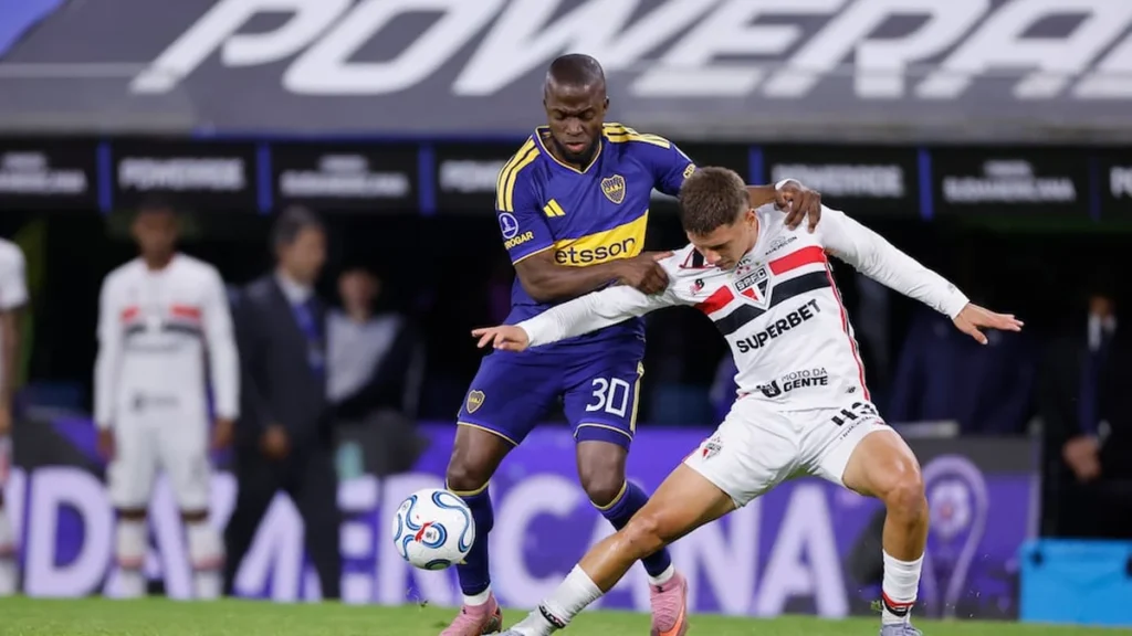 Enner Valencia disputando un balón en partido internacional con Boca Juniors