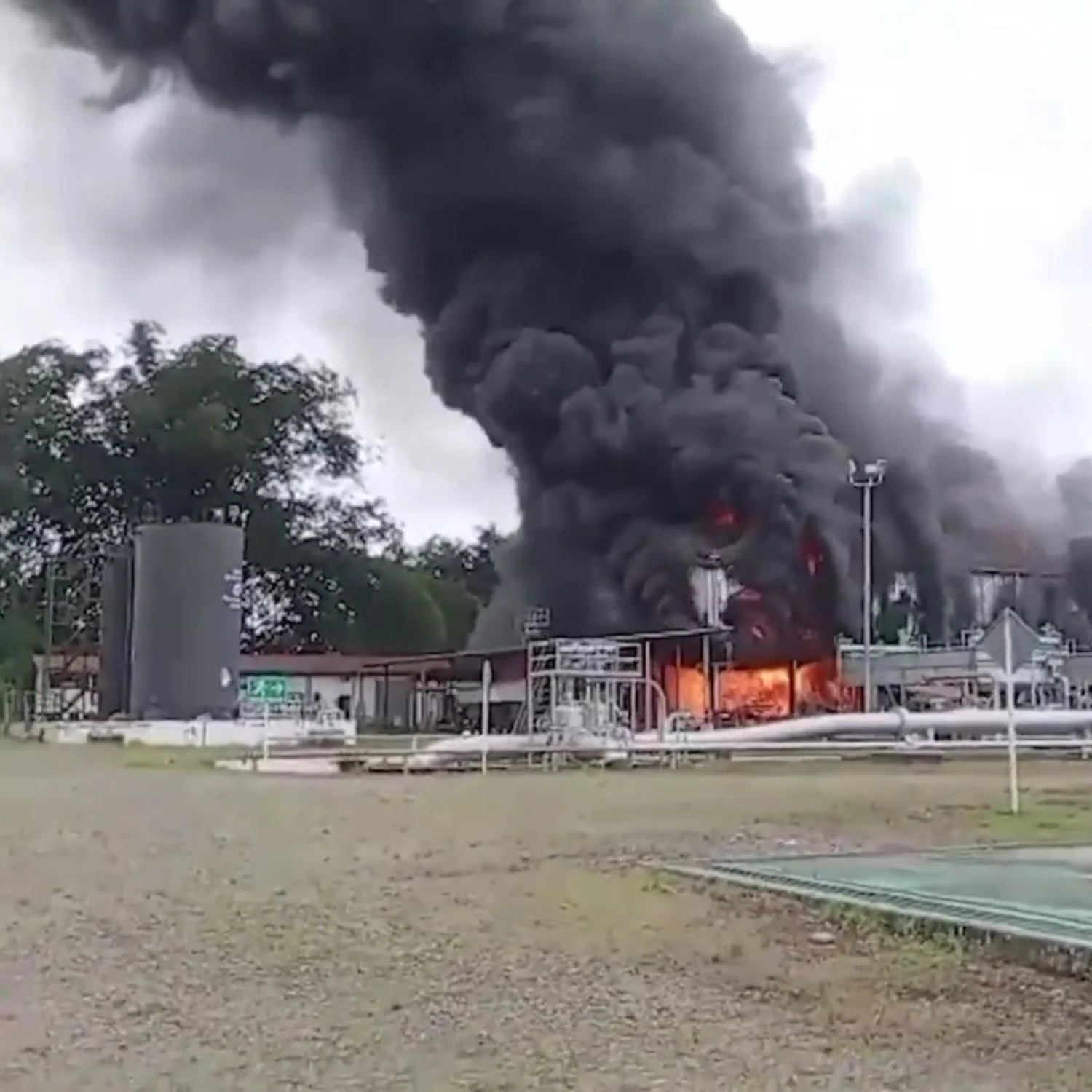 Bomberos trabajando en contingencia industrial en estación de bombeo de crudo en Napo