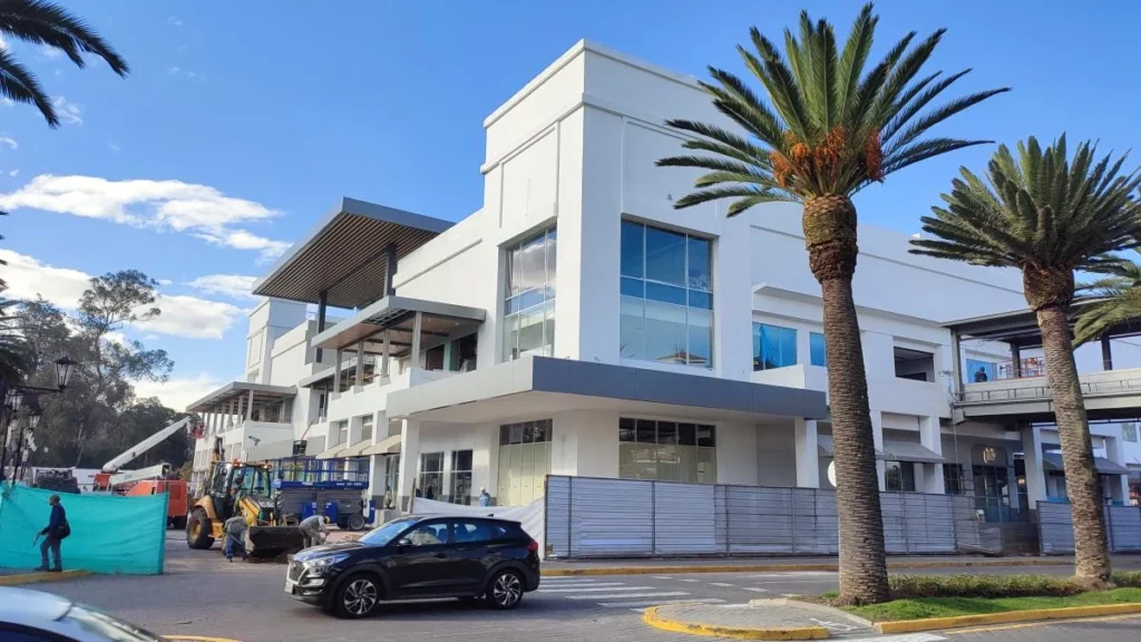 Centro comercial y locales en el Valle de los Chillos