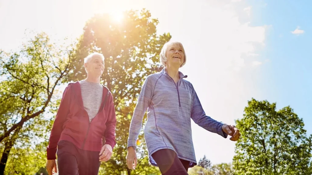 Adultos mayores caminando al aire libre para prevenir el alzhéimer