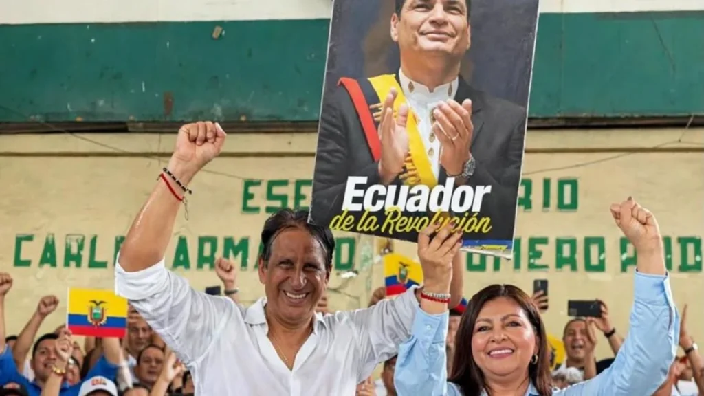 Candidatos políticos en reunión electoral con materiales de campaña