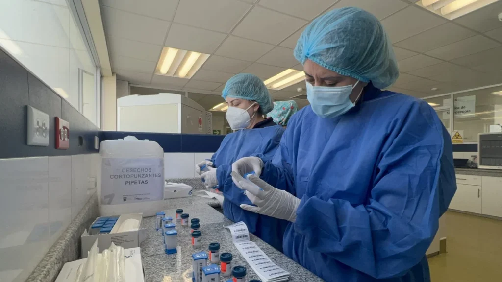 Personal de laboratorio analizando pruebas médicas de hepatitis