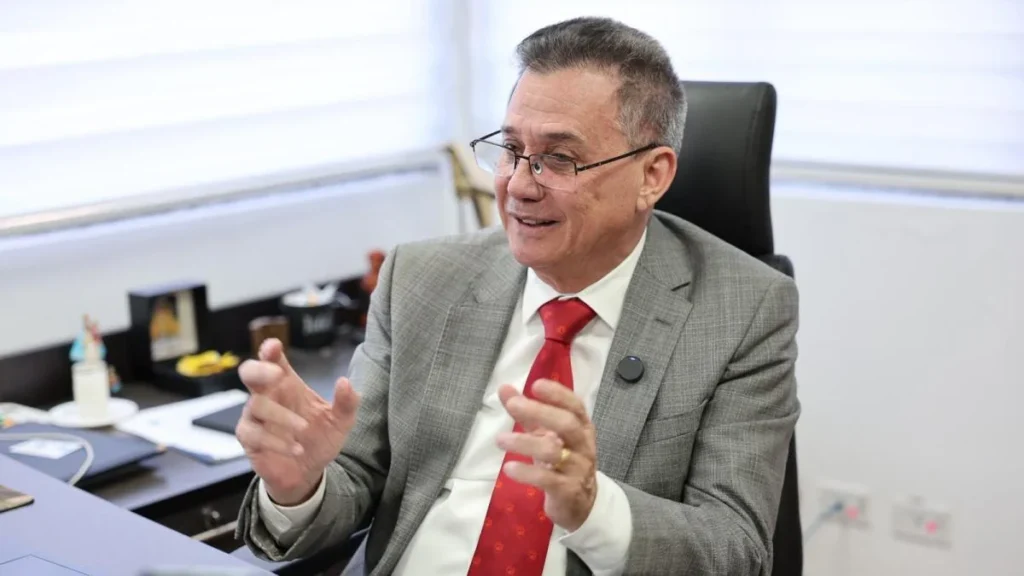 Estudiantes universitarios en aulas de tecnología y formación superior