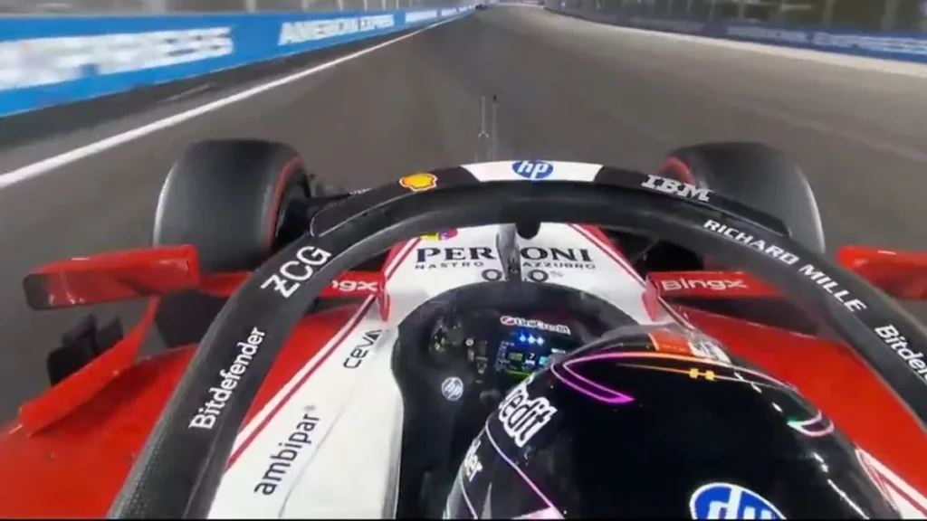 Monoplaza de la escudería Ferrari conducido por Charles Leclerc en el pit lane de un circuito