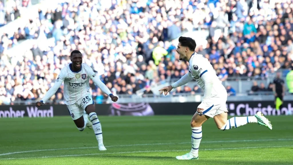 Moisés Caicedo disputa el balón en el partido Chelsea ante Everton