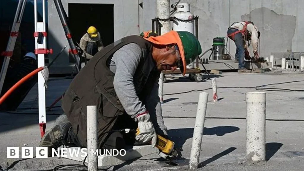 Trabajadores y ciudadanos transitando frente a oficinas de empleo en Santiago de Chile.