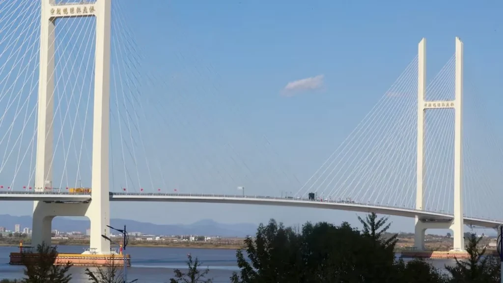 Puente internacional sobre el río Yalu entre China y Corea del Norte
