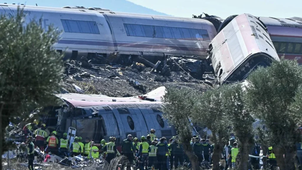 Equipos de emergencia rescatan heridos en choque de trenes en Toledo