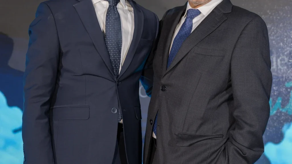 Representantes de Chubb Seguros y Banco Solidario conmemorando 25 años de convenio