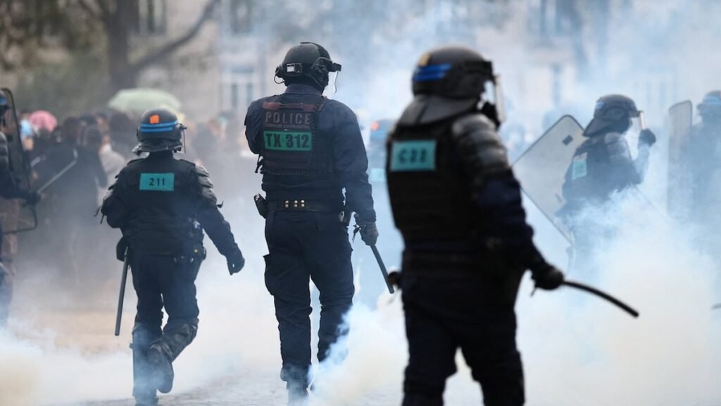 Cientos de miles de manifestantes marchan en Francia en quinta jornada