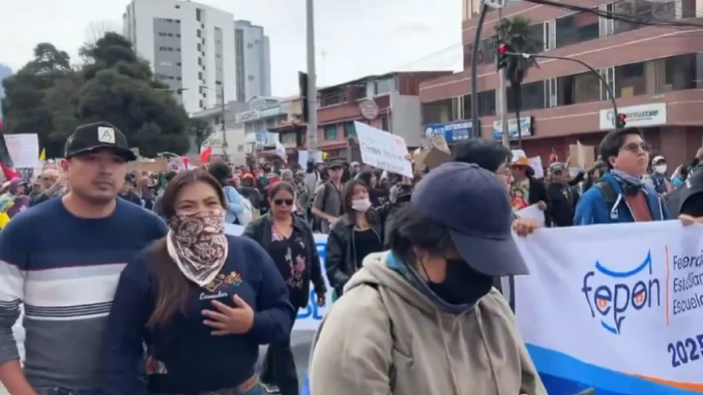 Agentes metropolitanos de tránsito gestionando desvíos vehiculares durante el cierre vial en Quito