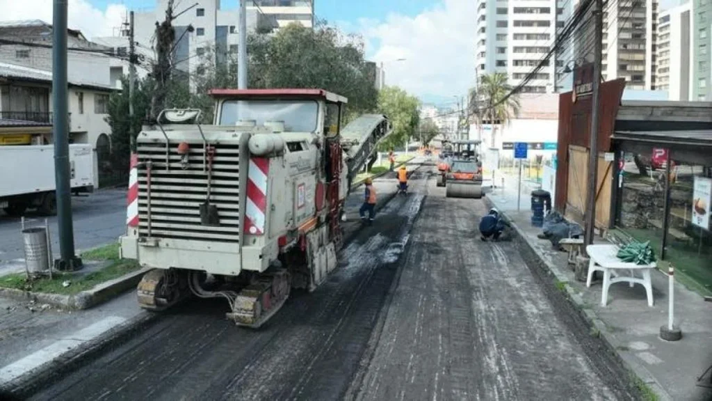 Trabajos de fresado y colocación de asfalto en una calle del barrio La Floresta en Quito