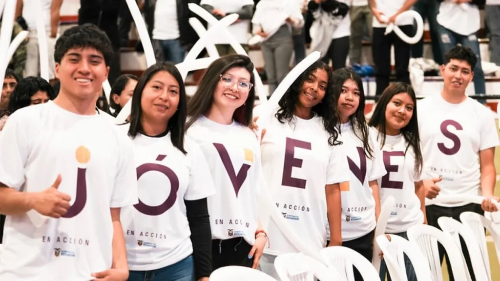 Jóvenes universitarios revisando convocatoria de pasantias pagadas de Jovenes en Accion