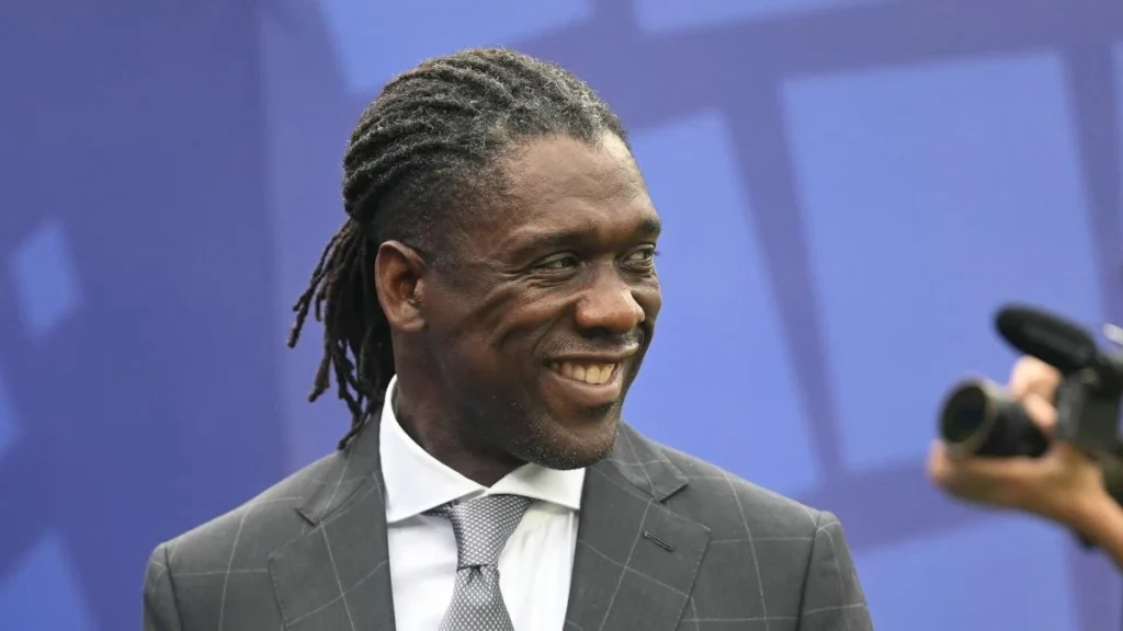 Clarence Seedorf en conferencia de prensa deportiva como entrenador de fútbol