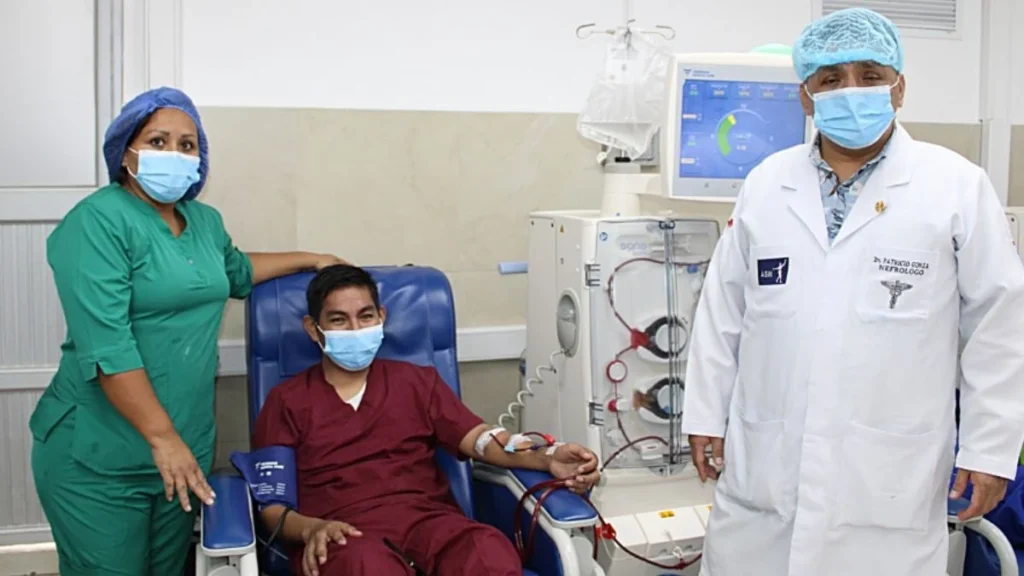 Paciente recibiendo tratamiento de hemodiálisis en centro médico