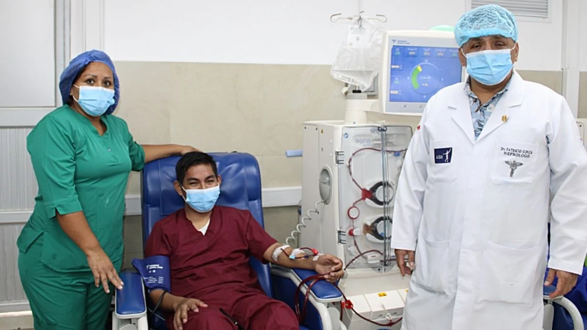 Paciente recibiendo tratamiento de hemodiálisis en centro médico