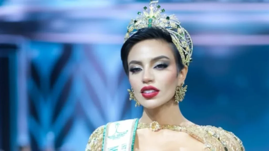 Shyare Andrade portando la banda de Ecuador durante el certamen Miss Grand