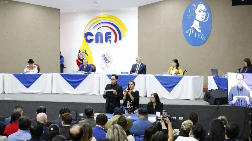 Pleno del CNE durante sesión sobre elecciones seccionales en Ecuador