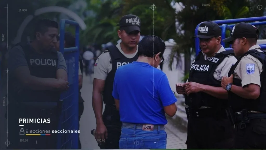 Ciudadano sufragando ante urna electoral oficial en un recinto de votaci?n en Ecuador