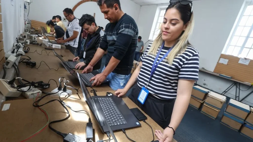 Preparación y despacho de paquetes electorales del CNE en bodegas de Quito