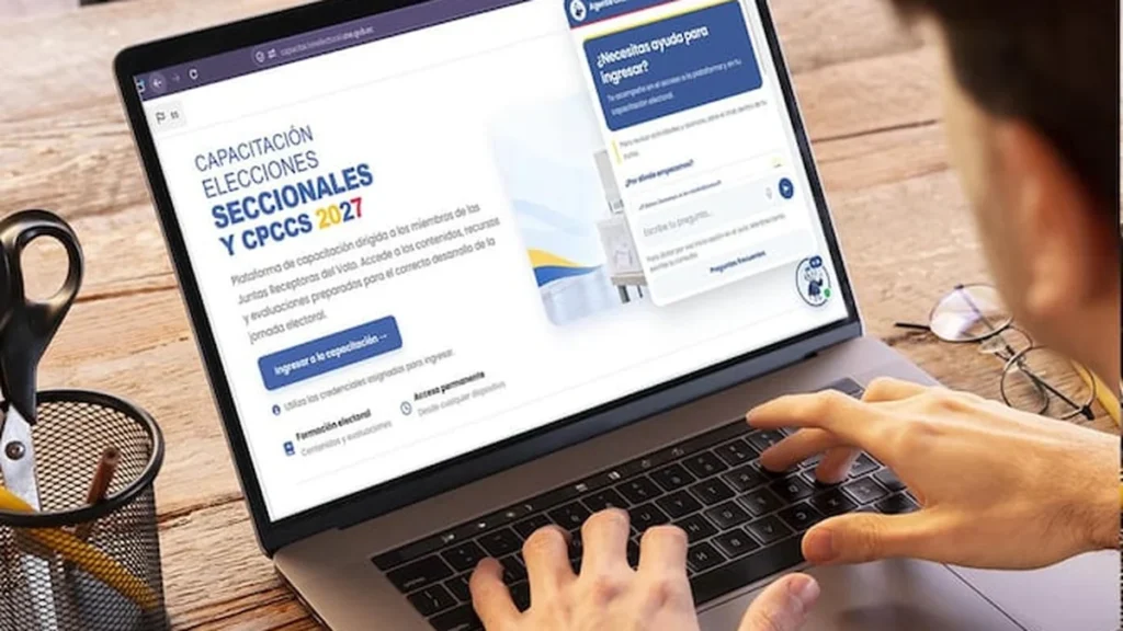 Ciudadanos ecuatorianos durante capacitación presencial del Consejo Nacional Electoral