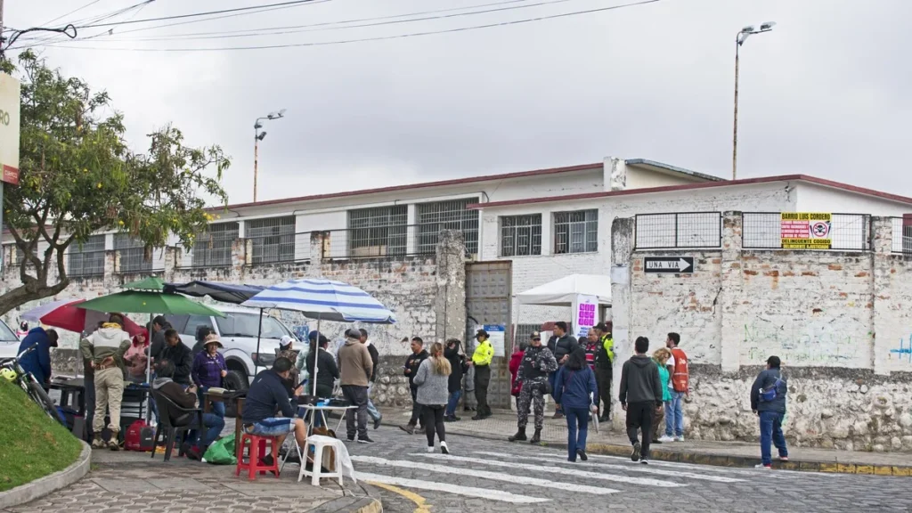 Impresión de papeletas electorales para los comicios en Ecuador