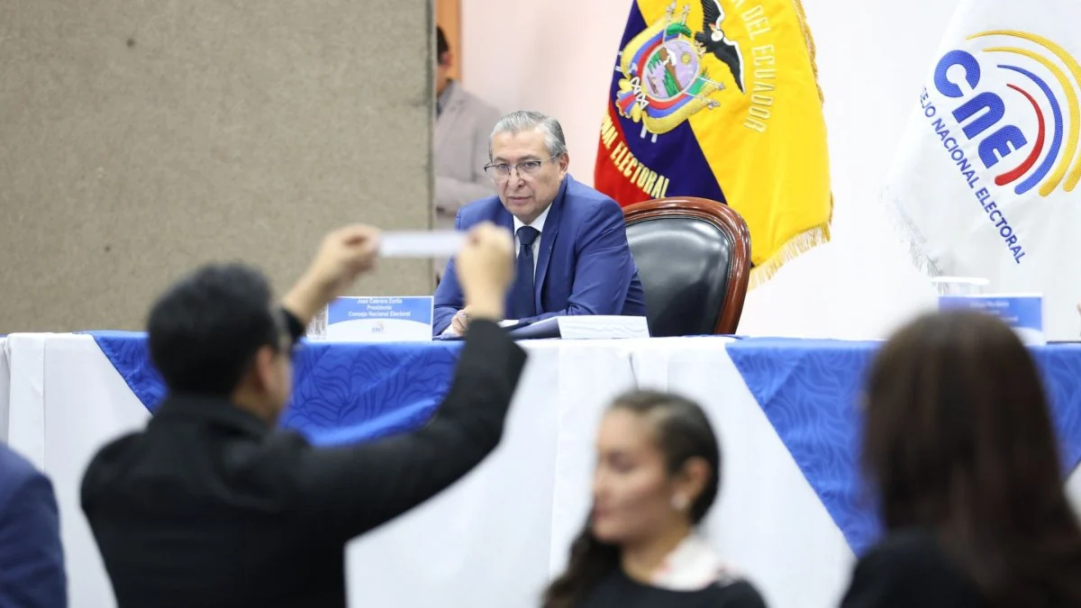 Sesión de autoridades del Consejo Nacional Electoral evaluando candidaturas