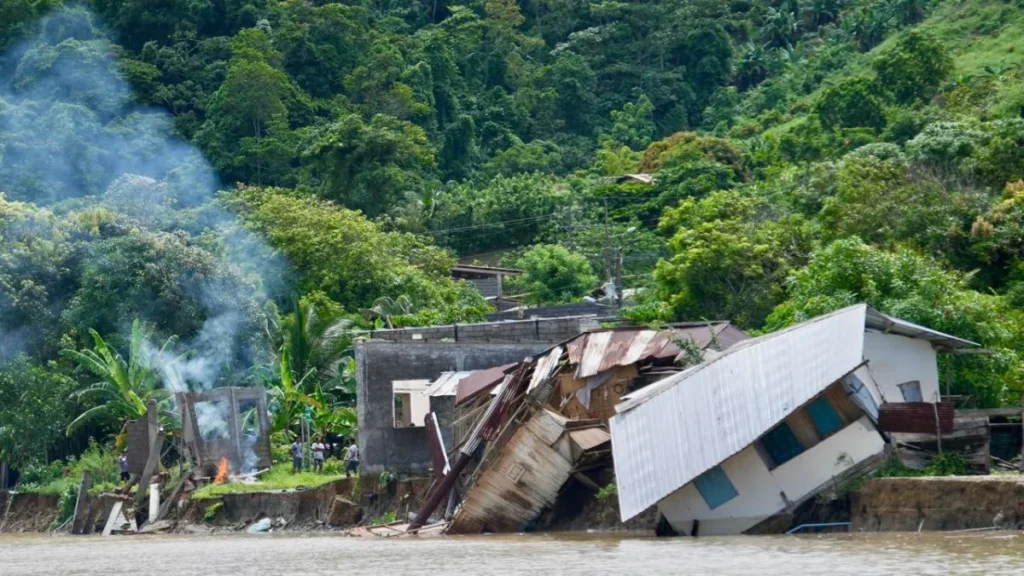Vivienda colapsada por la crecida de un río en el cantón Muisne en Esmeraldas