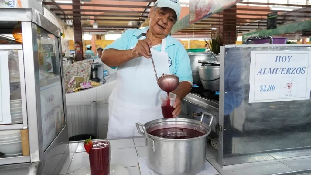 Venta tradicional de colada morada y guaguas de pan en Quito
