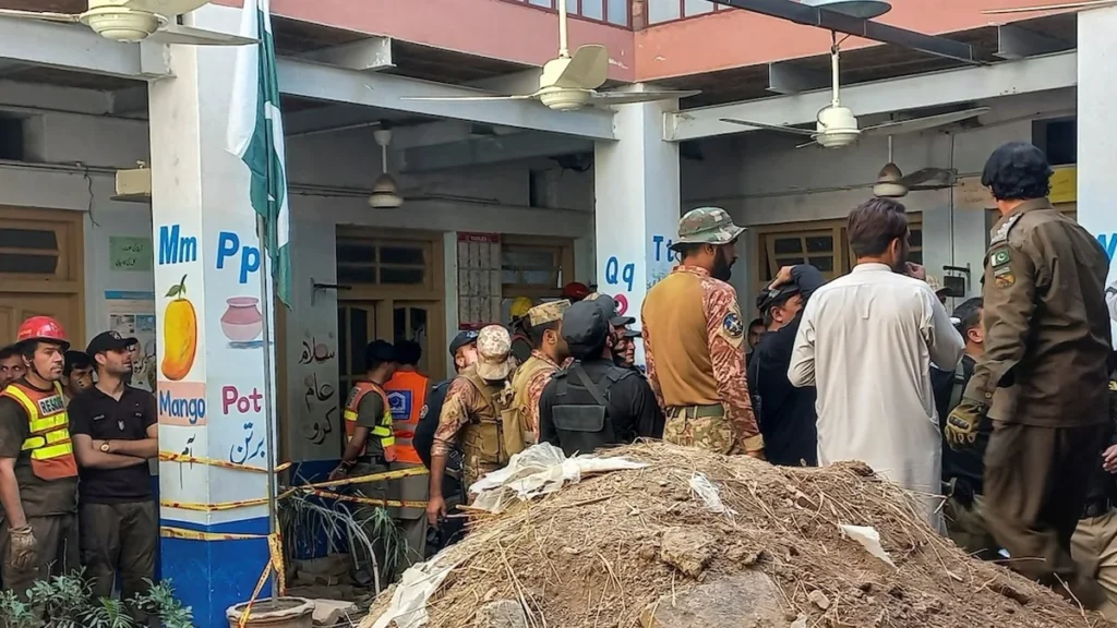 Equipos de rescate trabajan entre los escombros de la escuela colapsada en Pakistán