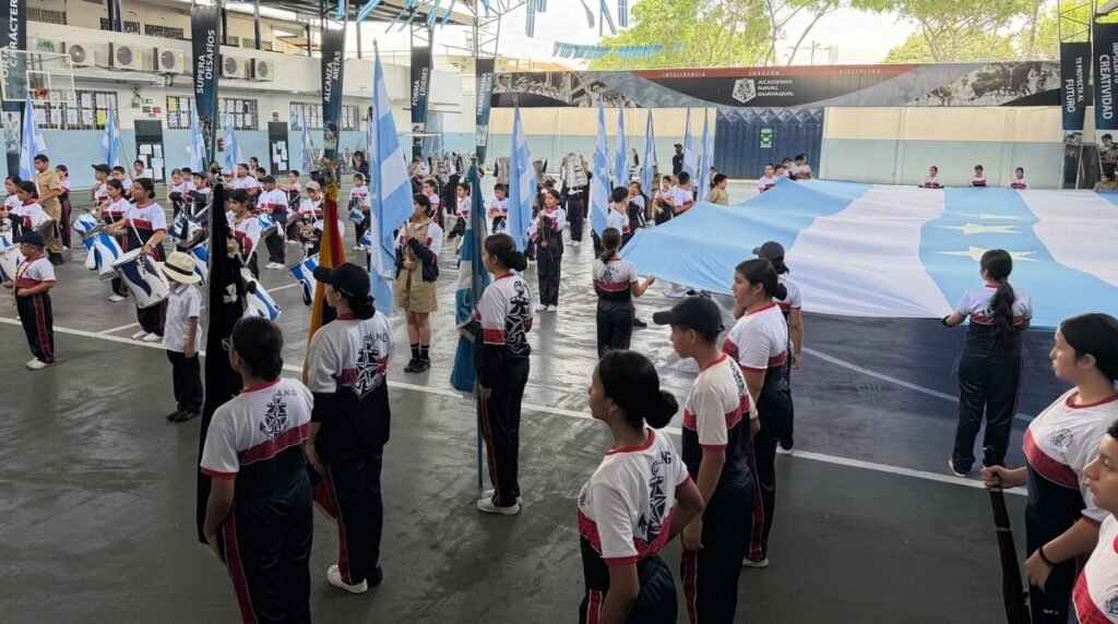 Desfiles, bailes y tradiciones: colegios de Guayaquil celebraron con júbilo los 206 años de independencia