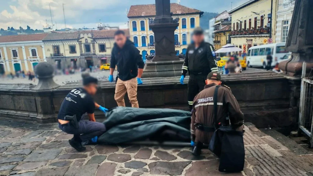 Patrulla policial y acordonamiento en el Centro Histórico de Quito