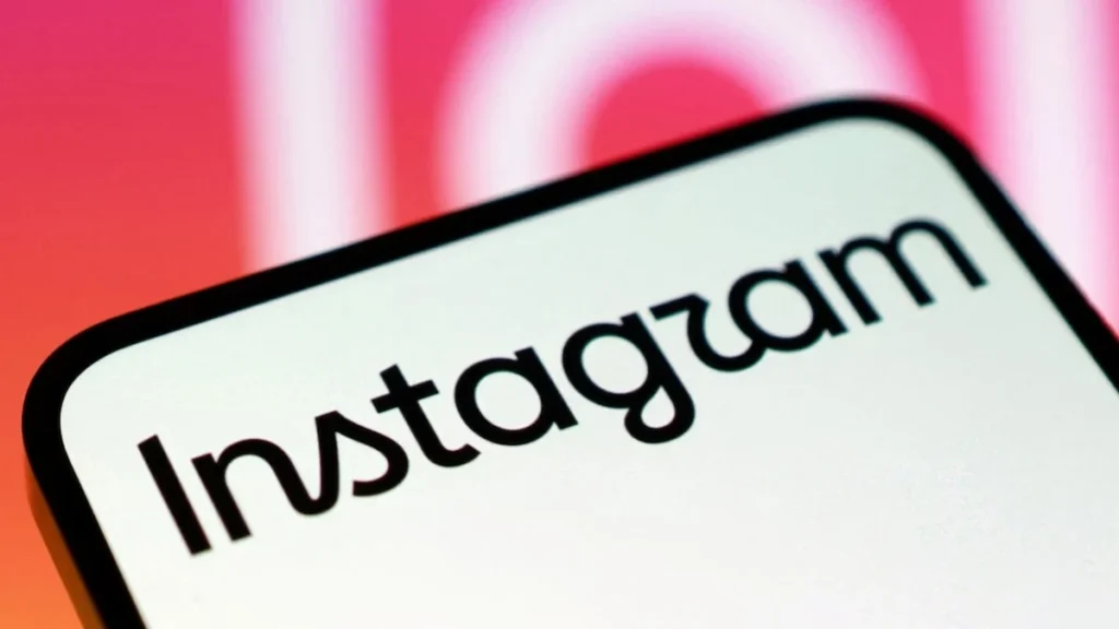 Persona utilizando un teléfono inteligente con la interfaz de Instagram abierta en pantalla