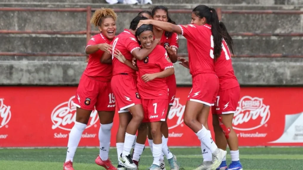 Jugadoras de Santa Fe y Caracas en el campo de juego de Quito