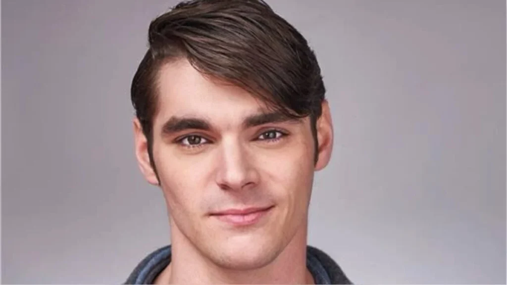 El actor RJ Mitte en evento de la industria cinematográfica