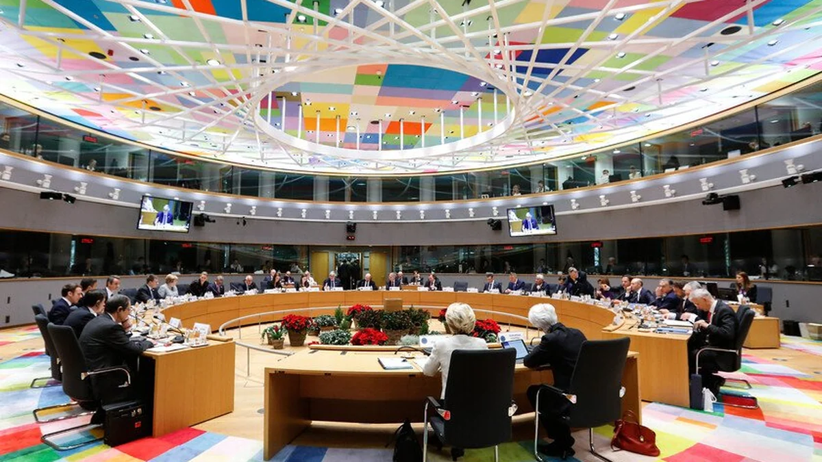 Edificio del Consejo de la Unión Europea en Bruselas con banderas comunitarias ondeando