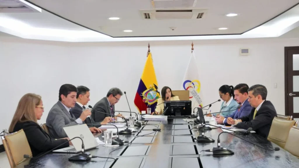 Fachada y salón de audiencias de la Corte Nacional de Justicia en Quito