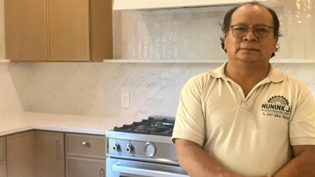 El constructor shuar Luis Nunink durante la remodelación de una vivienda en Nueva York