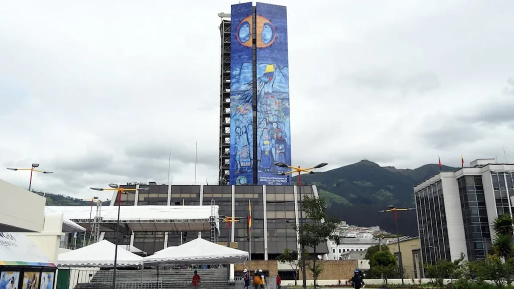 Fachada de la Contraloría General del Estado en Quito