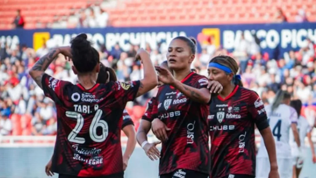 Futbolistas disputando un partido de la Copa Libertadores Femenina en estadio de Quito