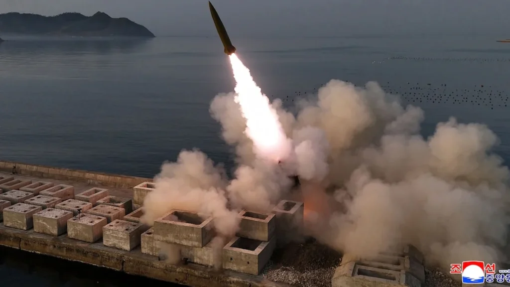 Lanzamiento de misiles balísticos durante un ejercicio militar en Corea del Norte