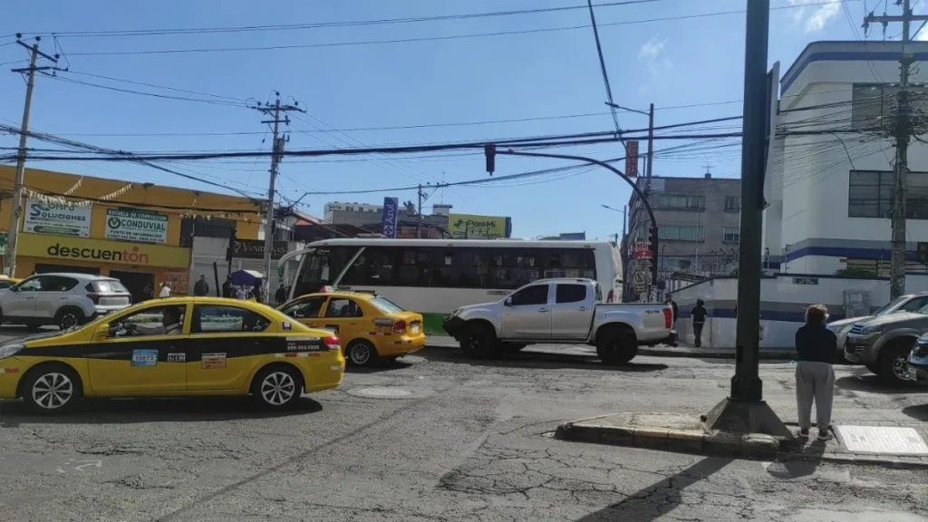 Congestión vehicular e intersección urbana sin servicio eléctrico en la ciudad de Quito
