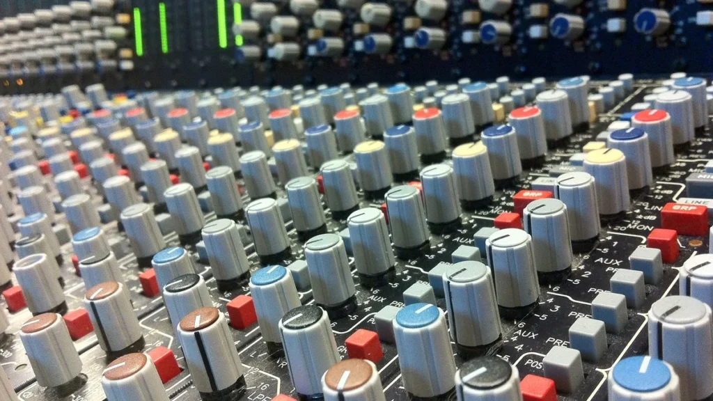 Consola de mezcla y producción de audio profesional en estudio de grabación