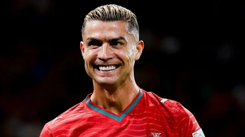 Cristiano Ronaldo vistiendo la camiseta de la selección nacional de Portugal