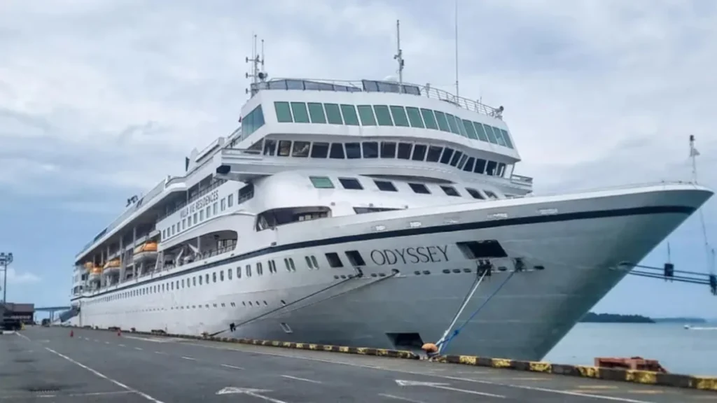 Pasajeros asomados en la cubierta de un crucero varado en el puerto de Sihanoukville Camboya