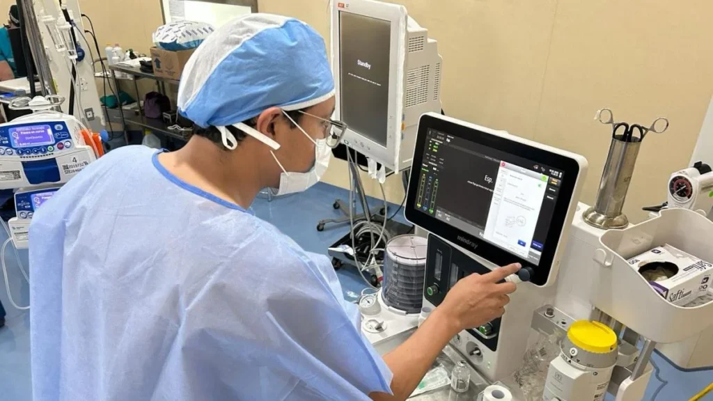 Personal médico y biomédico en instalaciones del Hospital Eugenio Espejo