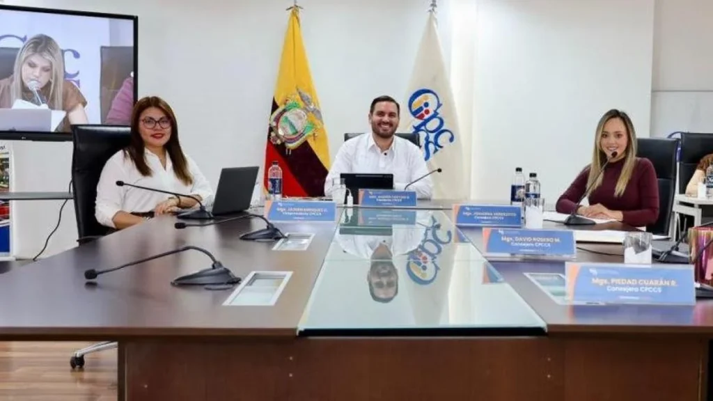 Consejeros del CPCCS en sesión plenaria institucional en Quito
