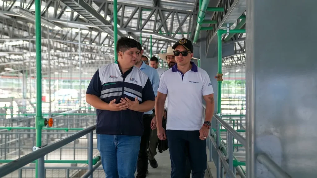 Presidente Daniel Noboa en inauguración del centro de faenamiento en Santo Domingo.