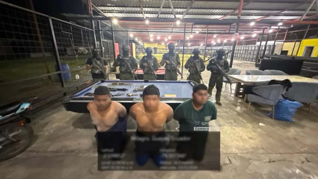 Cobertura informativa sobre Decomisan arsenal de armas en hacienda de Milagro vinculada